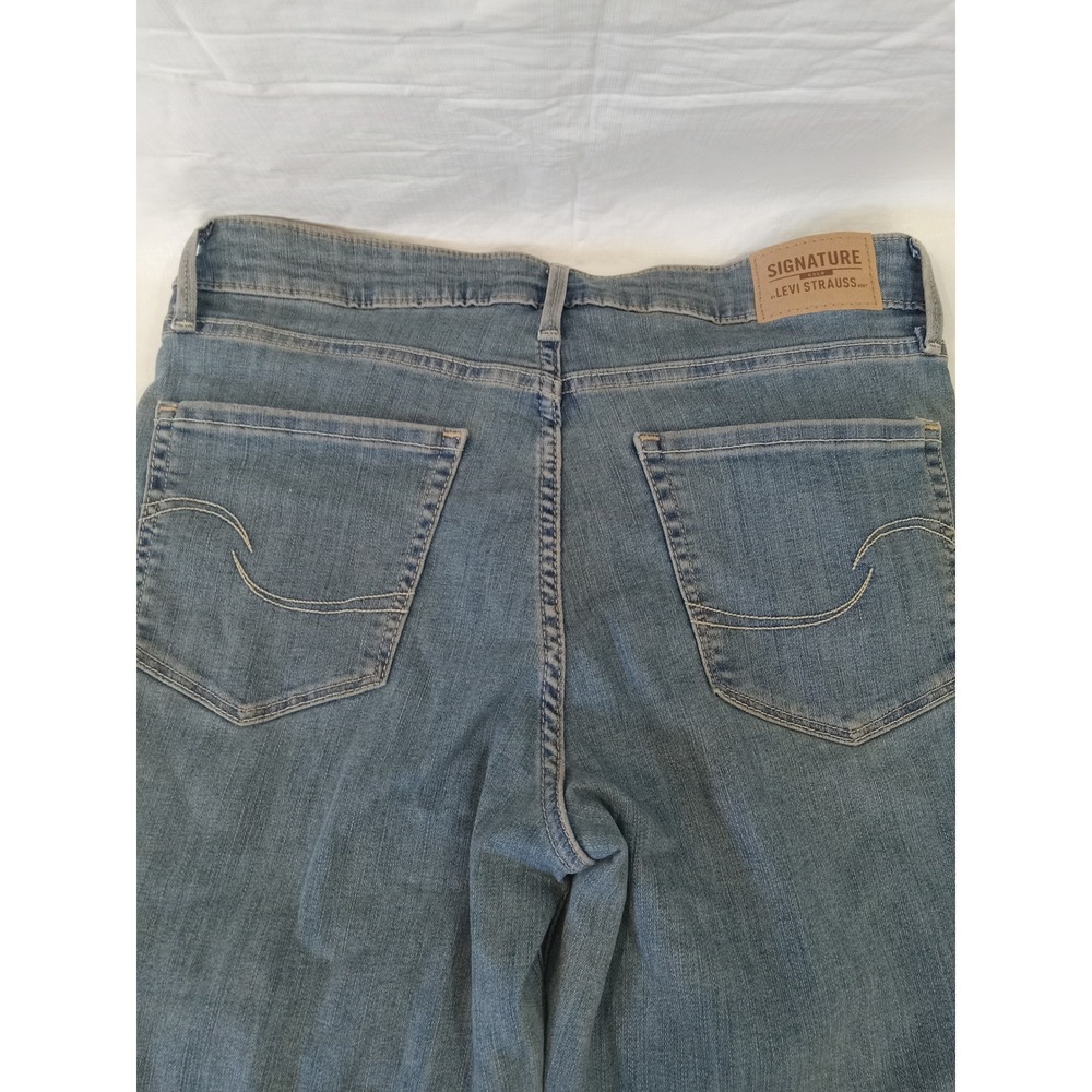 Signature by Levi Strauss  Womens Straight Leg Jeans Light Wash Size 6M W28 L32